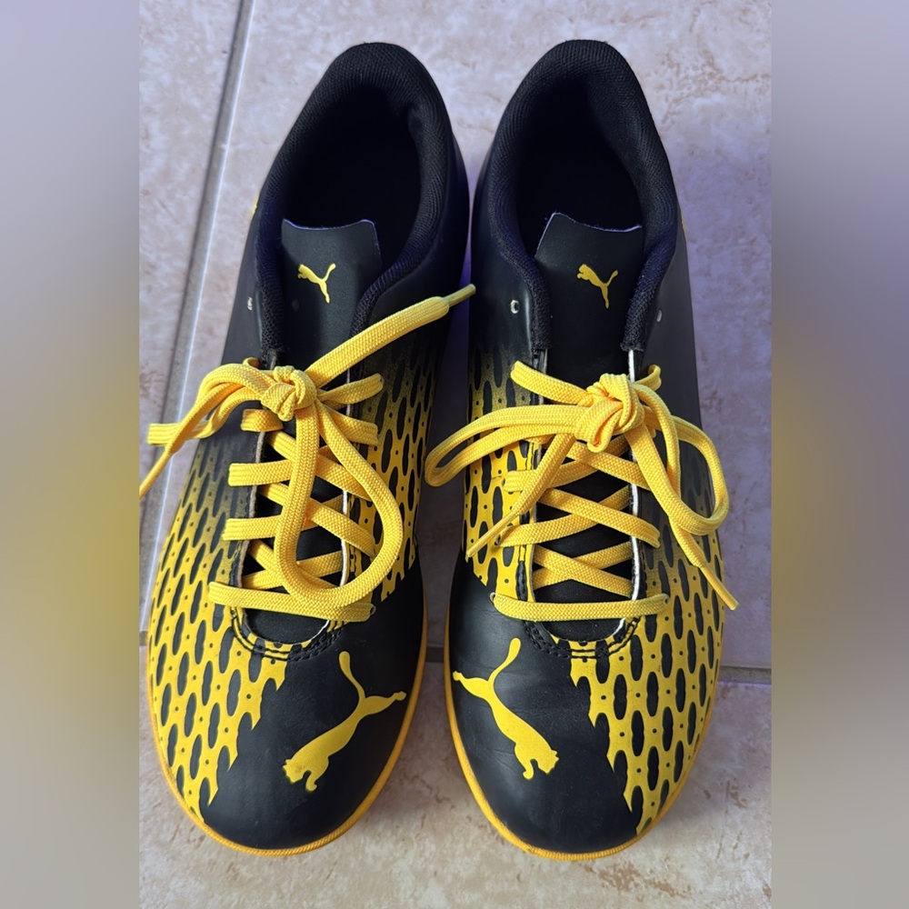 Black and Yellow Puma… Original! Size 7
